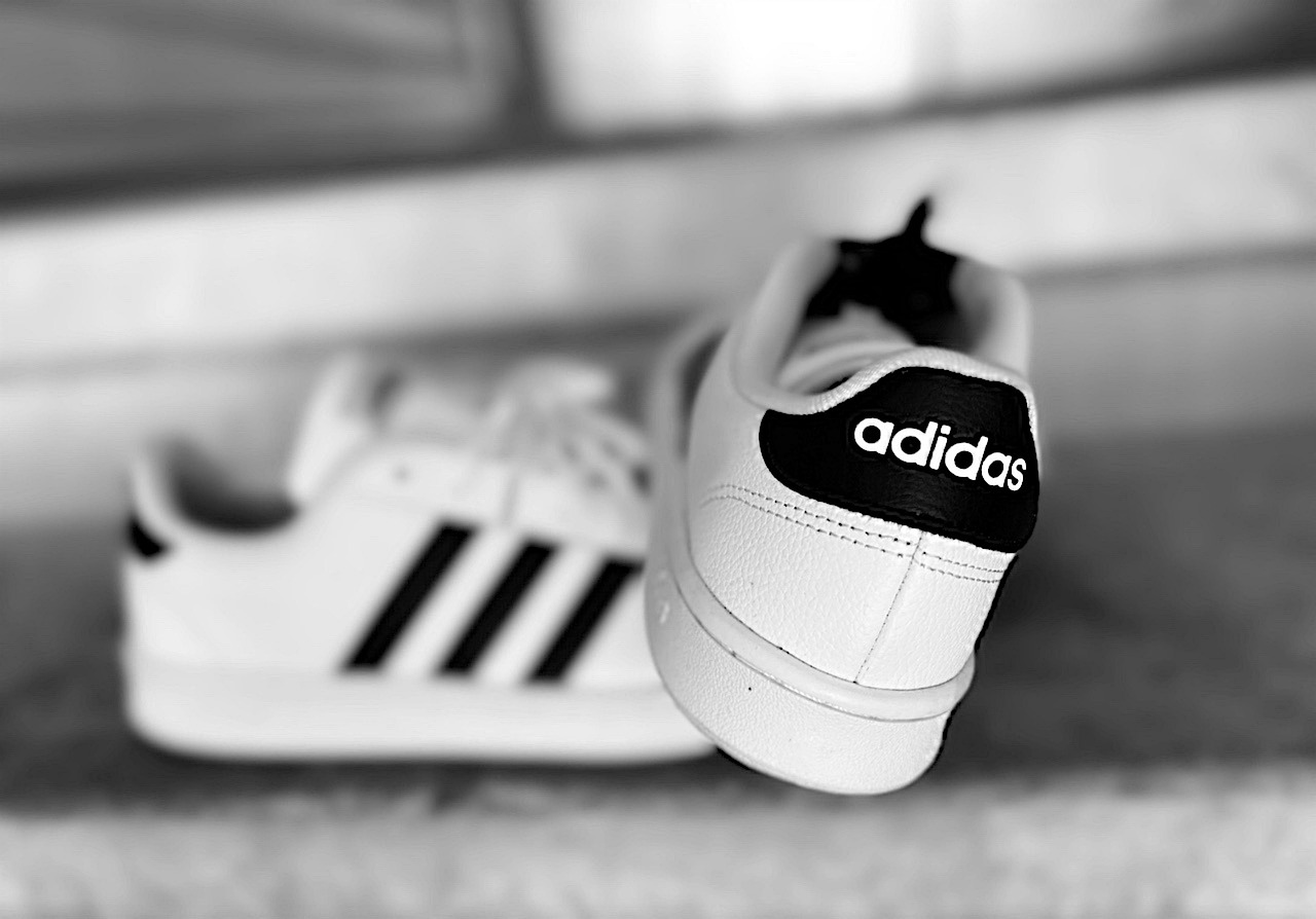 Adidas Aktie Prognose bis 2030 - Titelbild