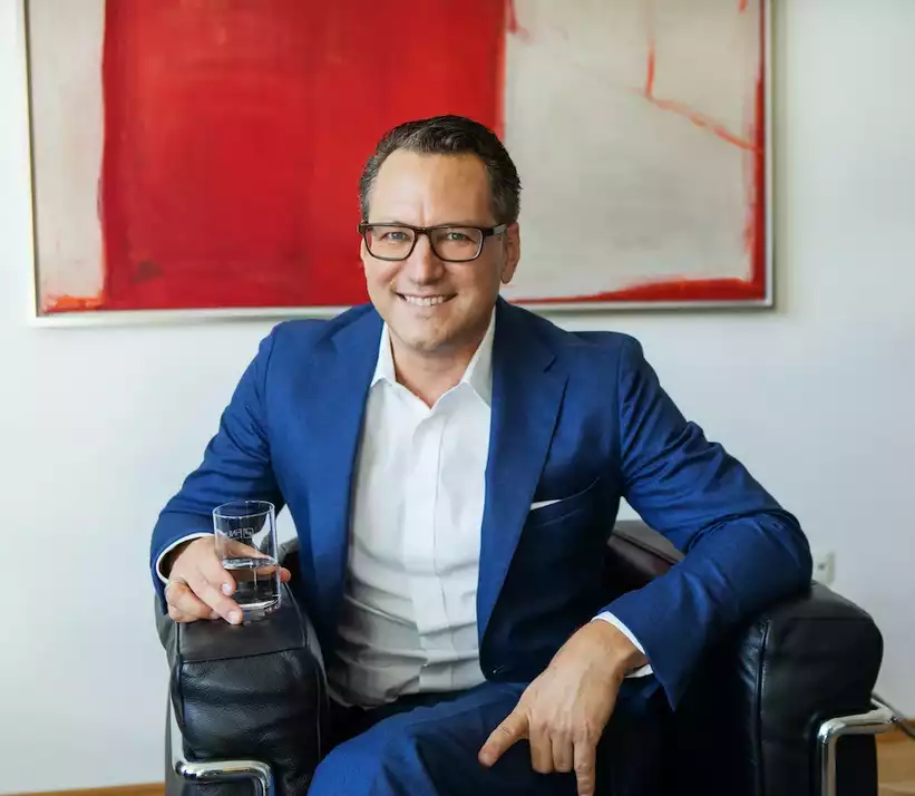 Dr. Sebastian Grabmaier CEO bei Jung, DMS & Cie. AG