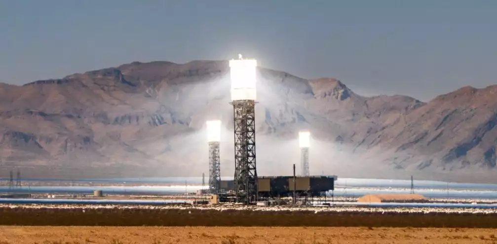 Industrielles Solarkraftwerk bündelt Sonnenstrahlen in einem zentralen Turm