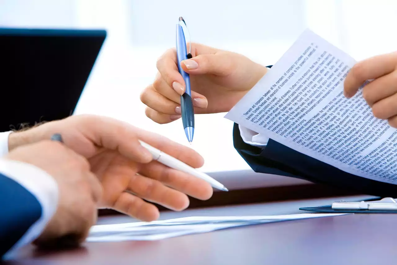 Konsultieren Sie unbedingt einen Anwalt, bevor Sie einen Vertrag über eine Firmenbeteiligung unterzeichnen.