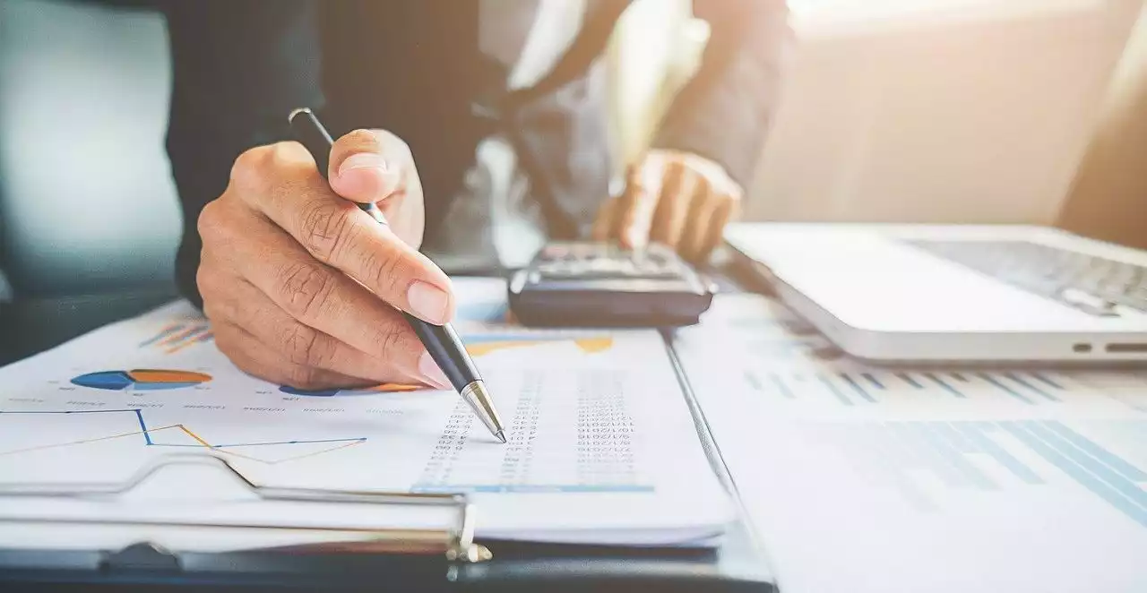 Bei der Fundamentalanalyse werden die Aktien eines Unternehmens mit Hilfe von Kennzahlen bewertet, um den fairen Preis des Unternehmens zu ermitteln.
