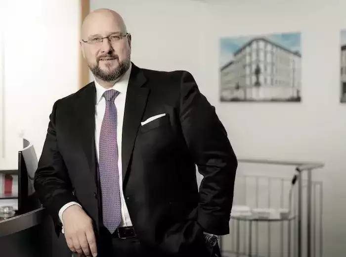 Dipl. Immobilienökonom und Wirtschaftssenator der Parlamentarischen Gesellschaft zu Berlin Andreas Schrobback leitet die AS Unternehmensgruppe als CEO seit 2017