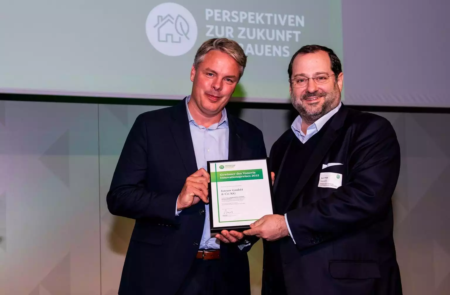 2022 erhielt Marcel Burgstaller unter anderem für die istraw Strohbauplatten den Vonovia Innovationspreis. © vonovia
