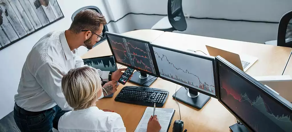Wichtigster Unterschied für Privatanleger ist, dass ETFs an Börsen gehandelt werden können und Indexfonds nicht.