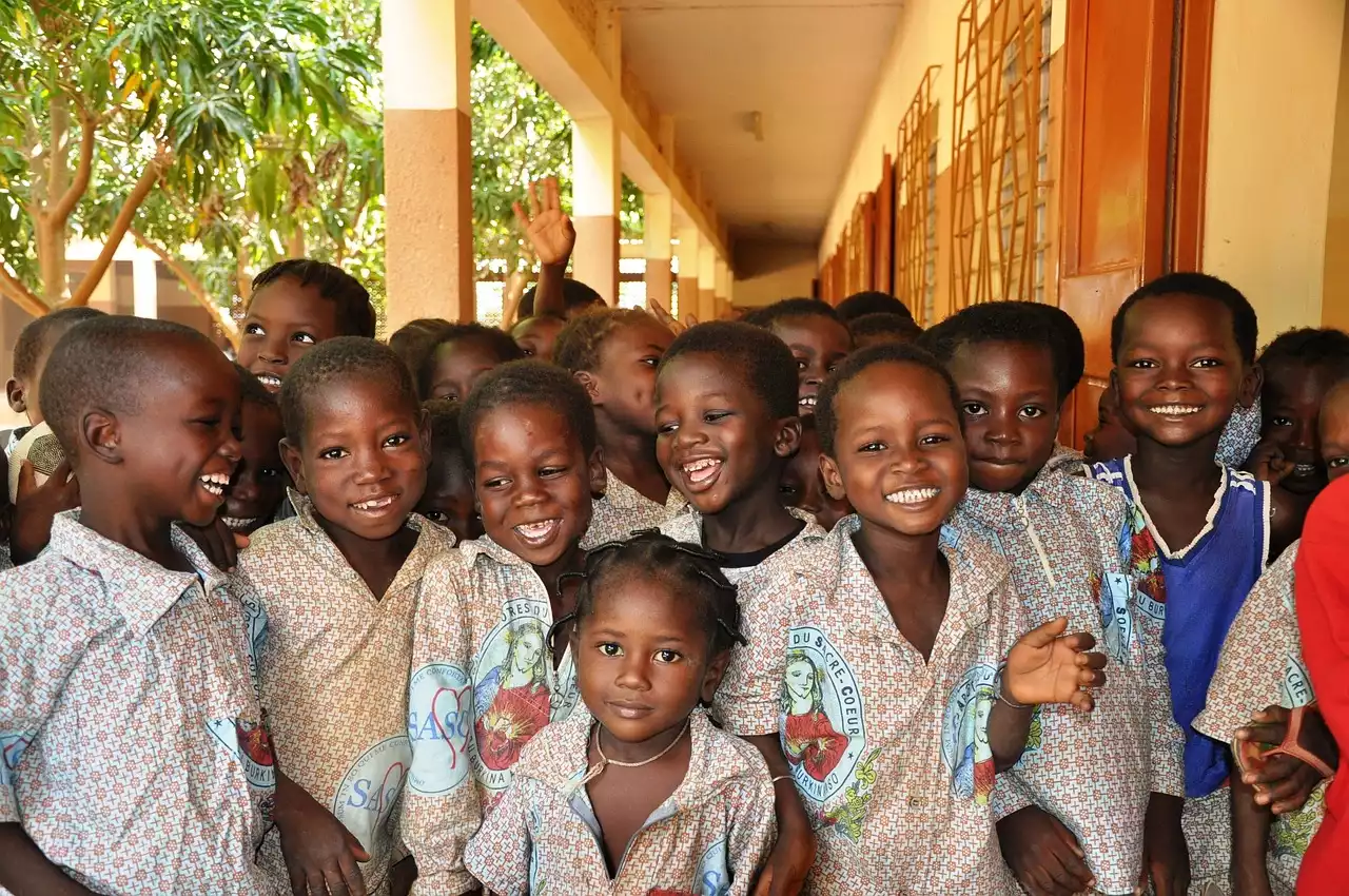 AS Unternehmensgruppe engagiert sich für soziale Projekte: Laughing Hearts e.V. und Kinderdorf Mbigili"