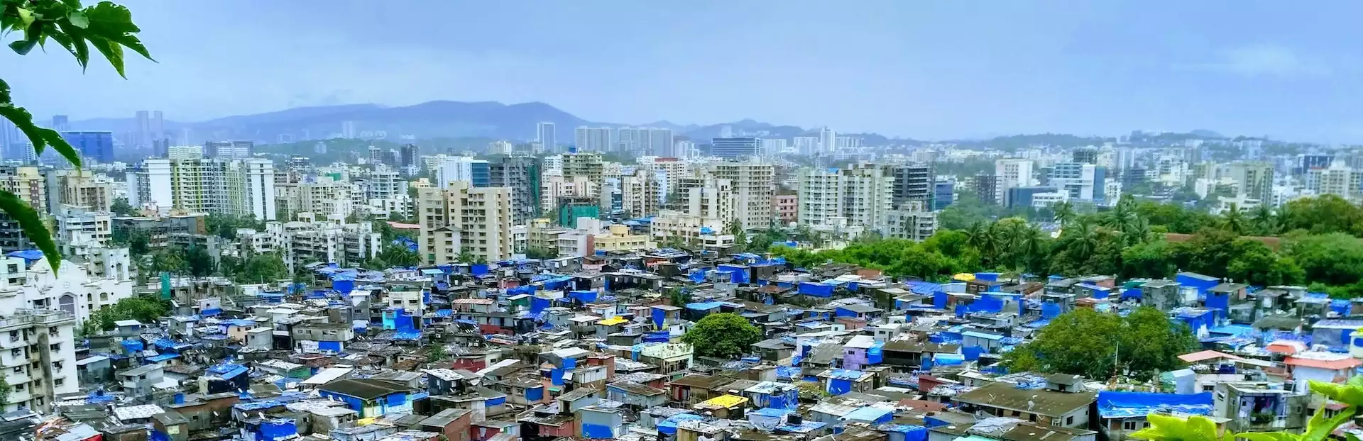 Slums mitten in der Großstadt Mumbai, Maharashtra in Indien zeigen die Unterschiede zwischen Arm und Reich auf engsten Raum. Ein Ziel von Green Bonds ist es, soziale Ungerechtigkeiten zu reduzieren.