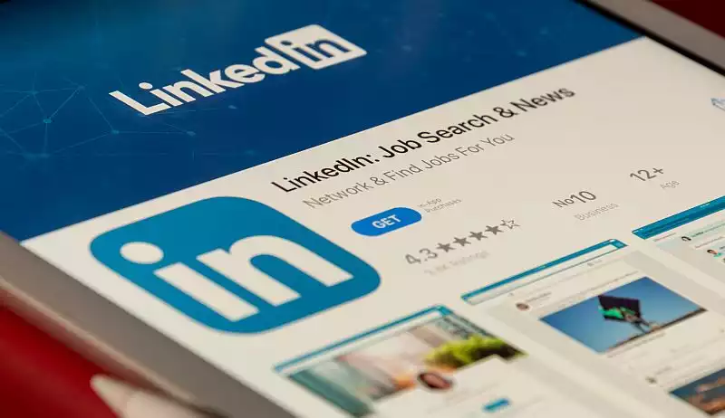 Rund 77 Prozent der Unternehmen in Deutschland sind auf mindestens einer Social-Media-Plattform aktiv. Im Durchschnitt sind sie auf vier Plattformen vertreten. 
