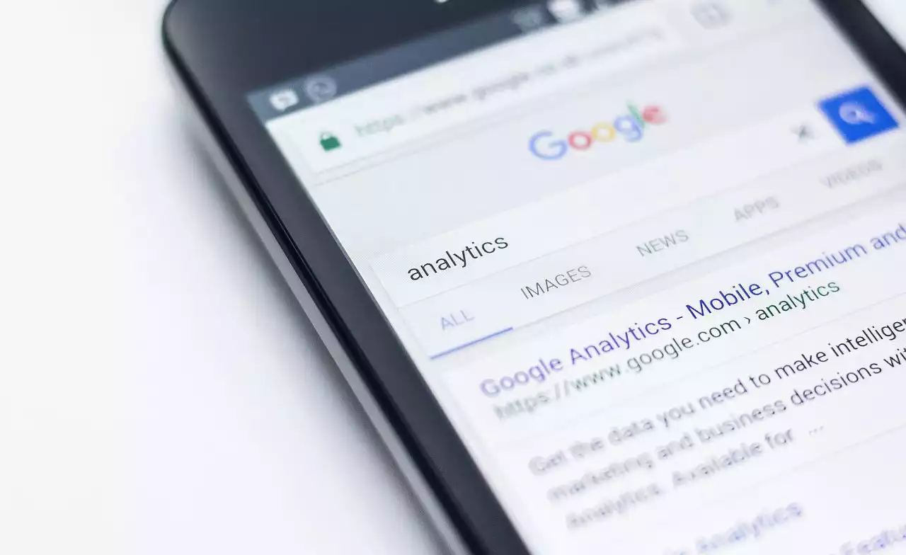 Unternehmen sollten jederzeit darüber informiert sein, wie im Internet über sie geredet wird. Nur so können sie rechtzeitig eingreifen und ihren guten Ruf sichern. Ein effektives Online-Reputationsmanagement ist die Voraussetzung dafür. 