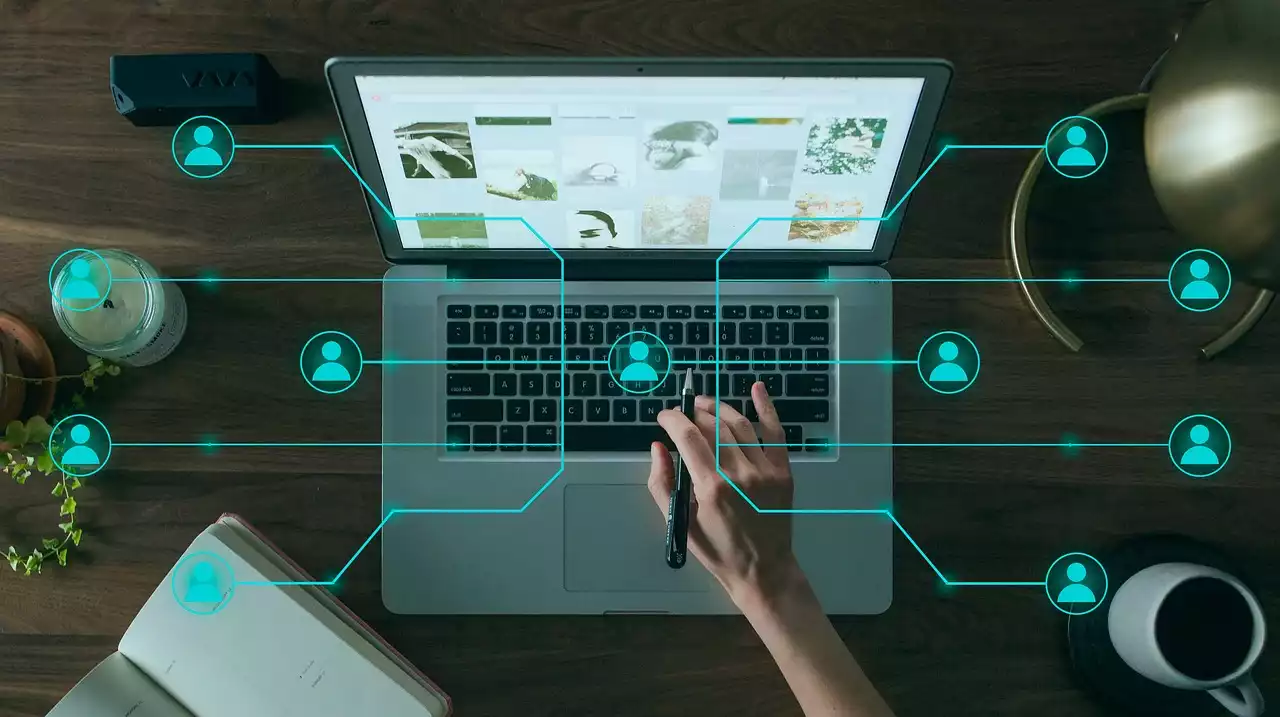 In den Beschaffungsprozess von Unternehmen sind meist mehrere Personen involviert. B-to-B-SEO muss die spezifischen Besonderheiten berücksichtigen und den Beteiligten die benötigten Informationen liefern können. 