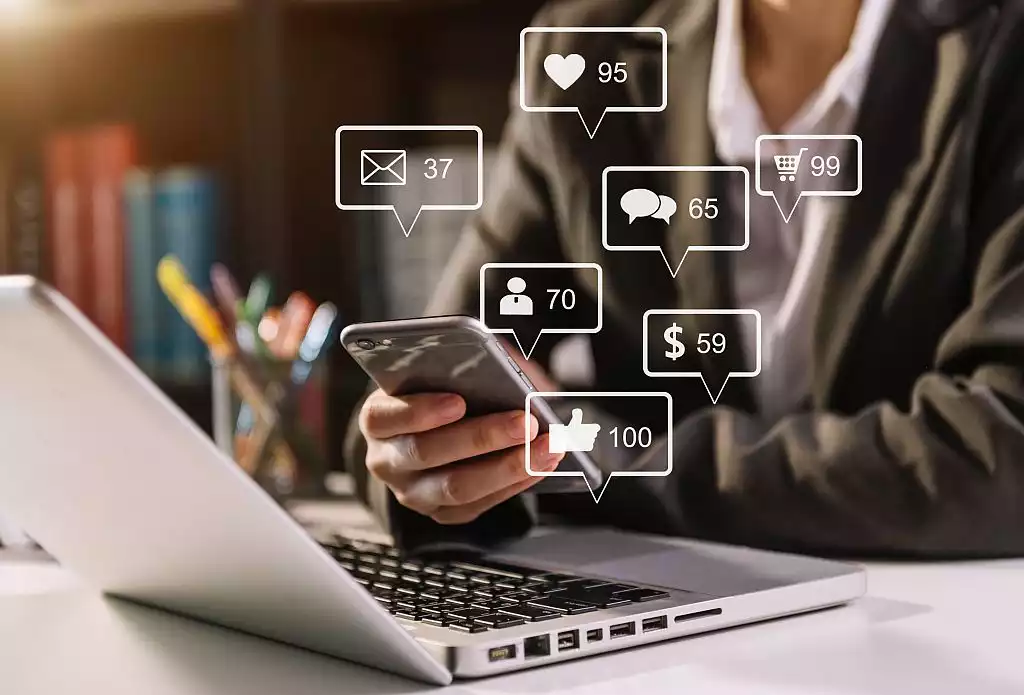 Auf den Social-Media- und Immobilienplattformen sind Immobilienmakler nah an den Interessenten. Mit einer professionellen Content-Strategie bieten sie einen Mehrwert und erhöhen dadurch die Kundenbindung. 