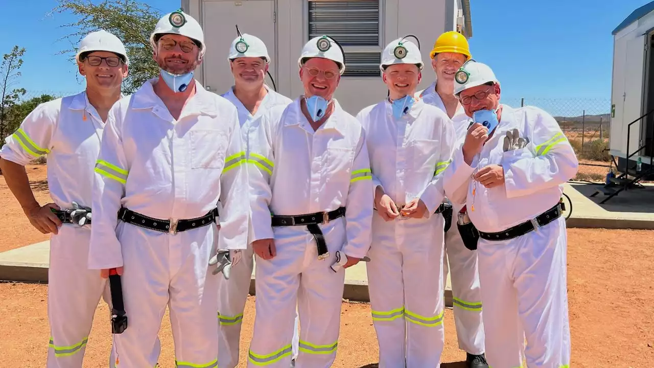 Lars Kruse, CEO von Noble BC (2.v.l.) und Andreas Kroll CEO von Noble Elements (r.) zusammen mit ihrem Team bei einer Besichtigung der Steenkampskraal Monazit Mine in Südafrika. © Noble Elements