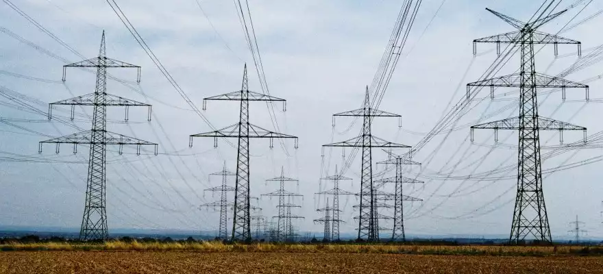 Durch die dezentrale Erzeugung von erneuerbarer Energie muss das Stromnetz stark ausgebaut werden, sodass die Zulieferer von dem Ausbau profitieren.