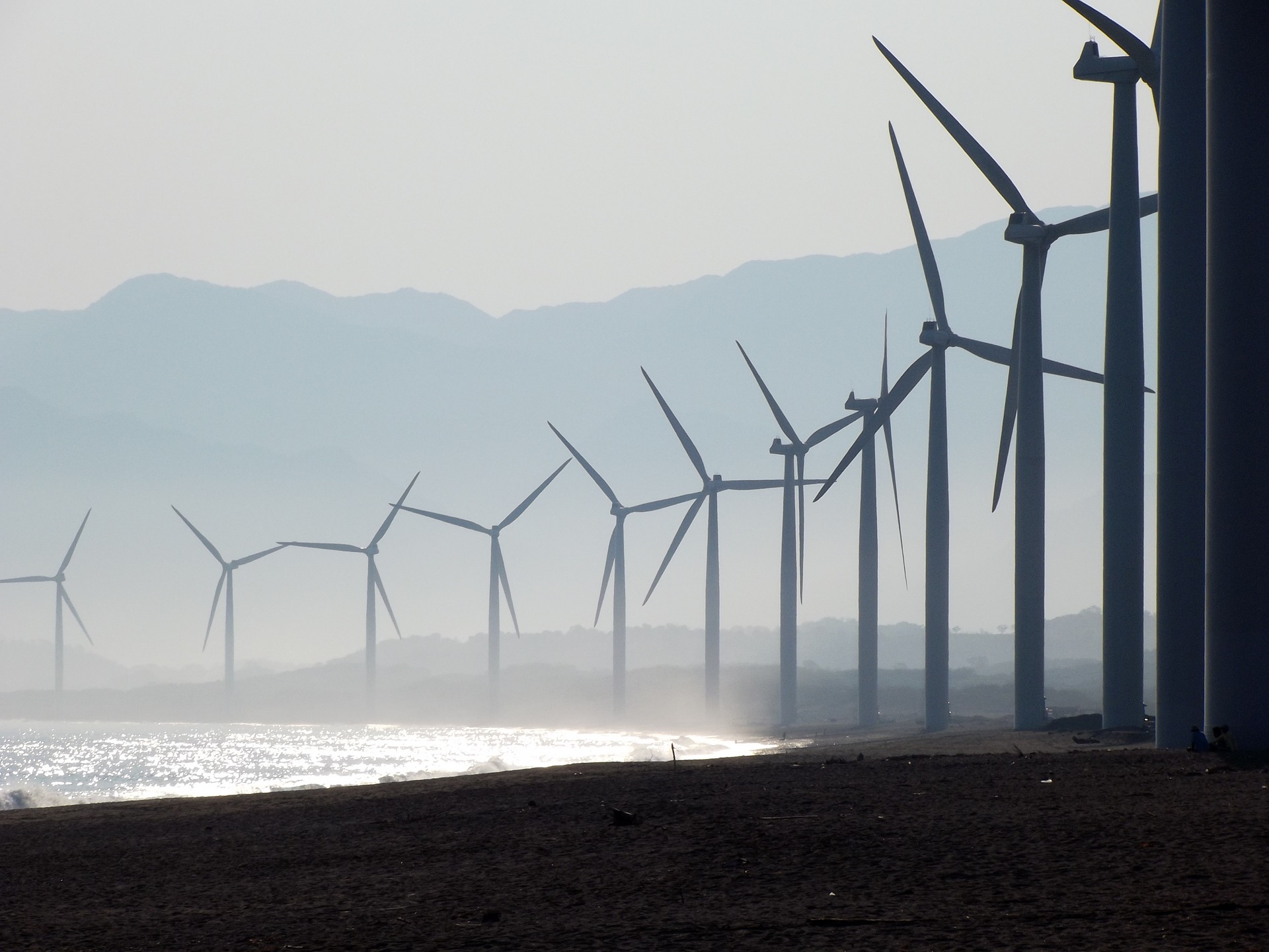 Offshore-Windkraftanlagen werden im Meer installiert und profitieren von stärkeren und beständigeren Winden