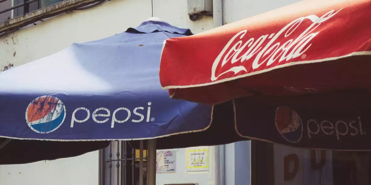 Coca-Cola und Pepsi gehören zu den weltweit beliebtesten und bekanntesten Softgetränken. Als antizyklische Dividenden-Aktien ist eine Investition in wirtschaftlich schwierigen Zeiten eine sinnvolle Ergänzung im Portfolio.
