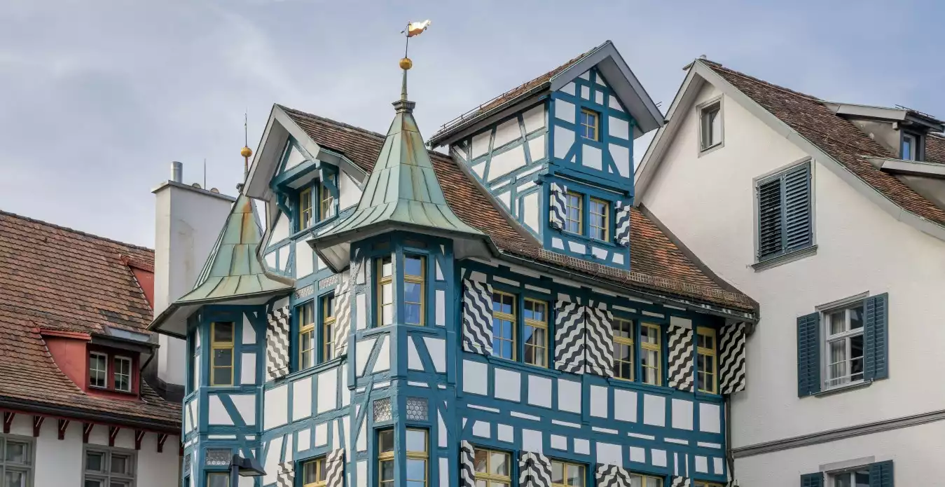 In der malerischen Stadt St. Gallen in der Ostschweiz stehen alte Fachwerkhäuser, die einen Hauch von Geschichte und traditioneller Schweizer Architektur ausstrahlen. Moderne Neubauprojekte finden sich eher außerhalb der Innenstadt, da die historisch wertvollen Gebäude so gut es geht erhalten werden.