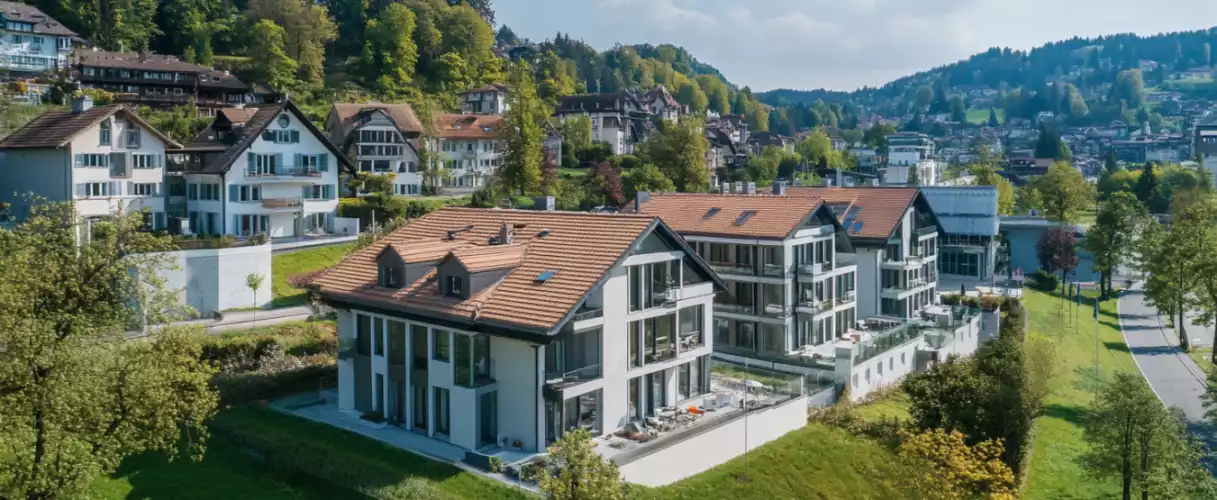 Der Bau von modernen Wohnungen in bergigen Gebieten außerhalb der Stadt ist häufig kostenspielieger.