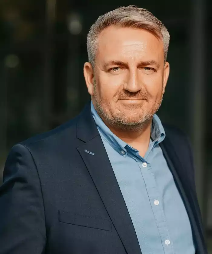 Sven Enger (59) aus Hamburg – früher Vorstand von internationalen Versicherungskonzernen, heute Experte bei Vertragshilfe24 © auxinum GmbH, Berlin