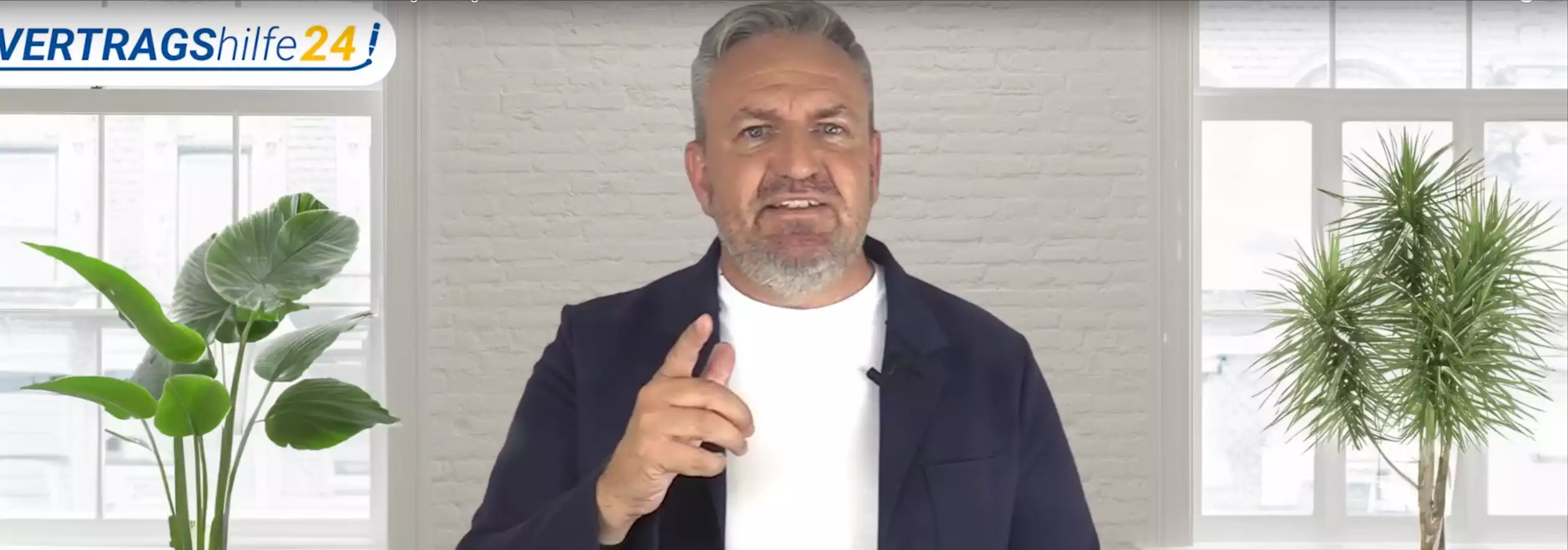 Versicherungs-Insider Sven Enger (59) aus Hamburg erklärt auf dem YouTube-Kanal von Vertragshilfe24 die Thematik um Lebensversicherungen im Detail © Vertragshilfe24.de