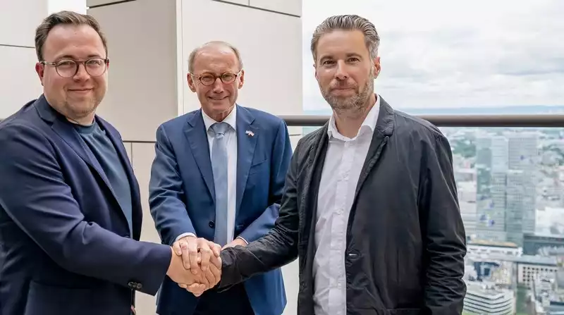 Ole Nixdorff, Vorstand der Deutsche Nachhaltigkeit AG, Dr. Othmar Karas, Erster Vizepräsident des Europäischen Parlaments und Mag. Michael Kien, Eigentümer und Geschäftsführer von Green Encoded (v.l.n.r.) nach der Unterzeichnung der Kooperationsvereinbarung zwischen der Deutsche Nachhaltigkeit AG und der Green Encoded GmbH