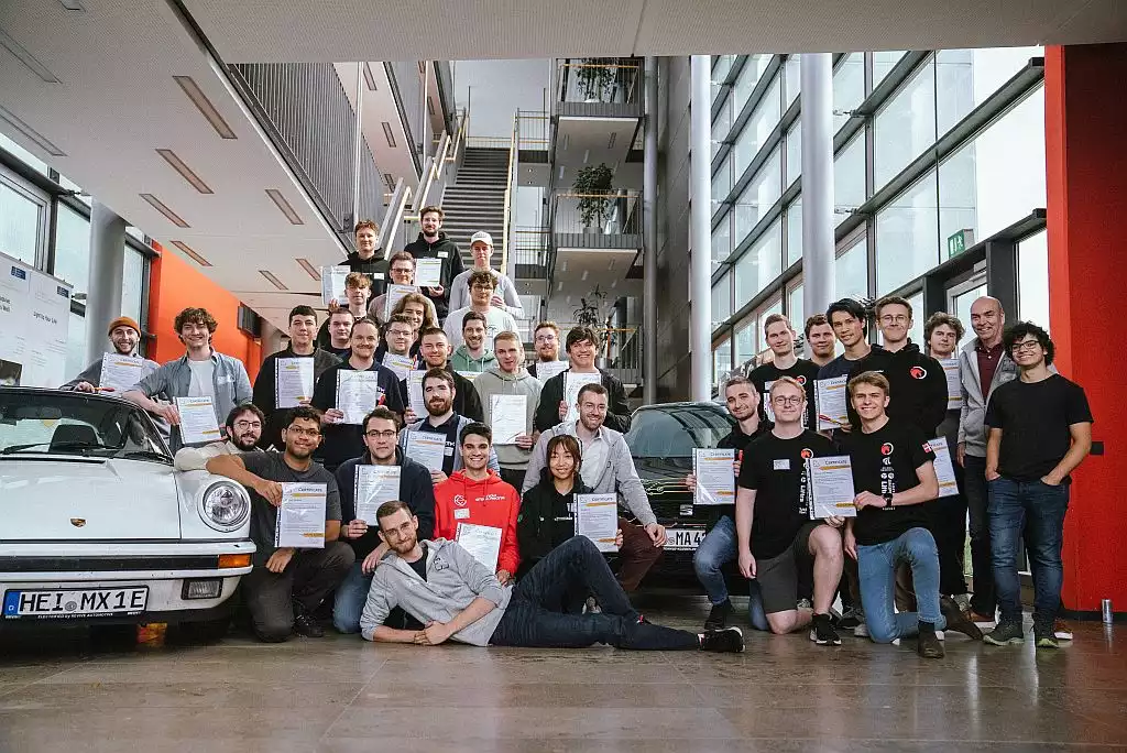 Absolventen der WE Mobility Academy die nach erfolgreicher Schulung und Prüfung ihre Zertifikate erhalten haben.