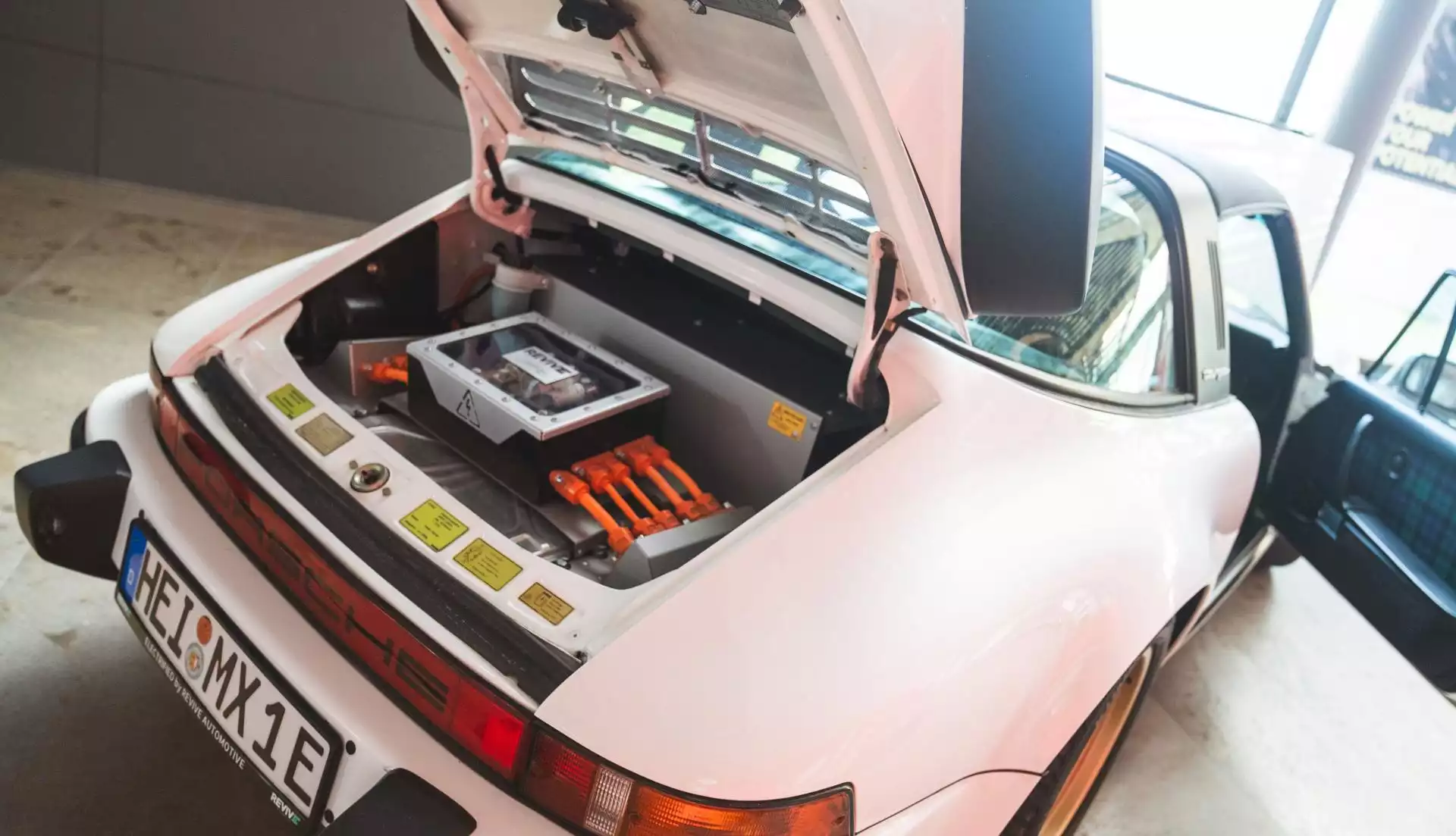 Die Farbe Orange und das Wort Hochvolt sind ein Sicherheitshinweis, dass bei Arbeiten am Fahrzeug elektrotechnische Kenntnisse erforderlich sind.