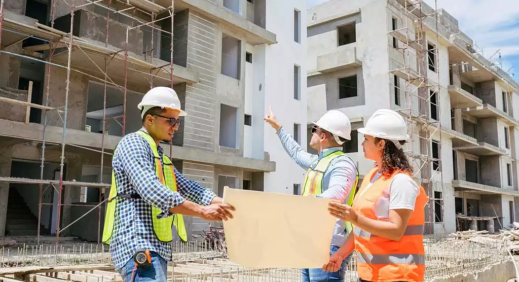 Gestiegene Baukosten, hohe Grundstückspreise und regulatorische Hürden treiben die Immobilienpreise in Deutschland in die Höhe.  Mit dem Hybrid-Building Investment soll bezahlbarer Wohnraum wieder möglich werden. 
