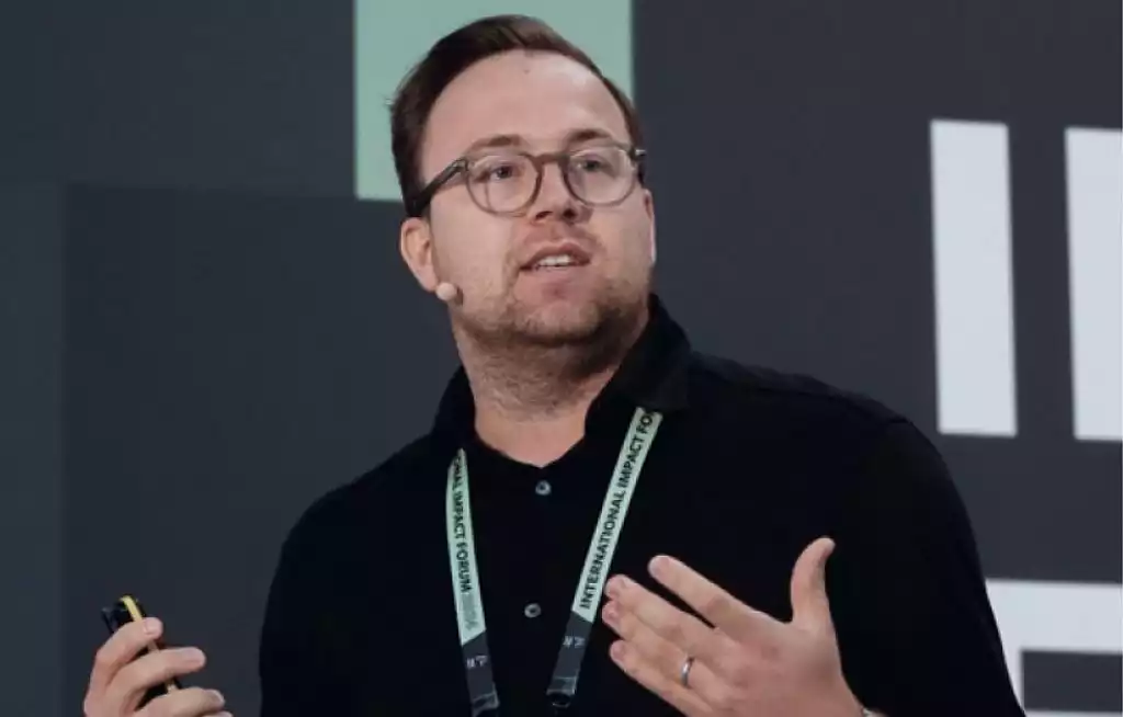Ole Nixdorff, CEO der Deutsche Nachhaltigkeit AG, bietet mit der Anleihe seines Unternehmens Privatanlegern einen einfachen Einstieg ins Impact Investing und eine solide Rendite. 
