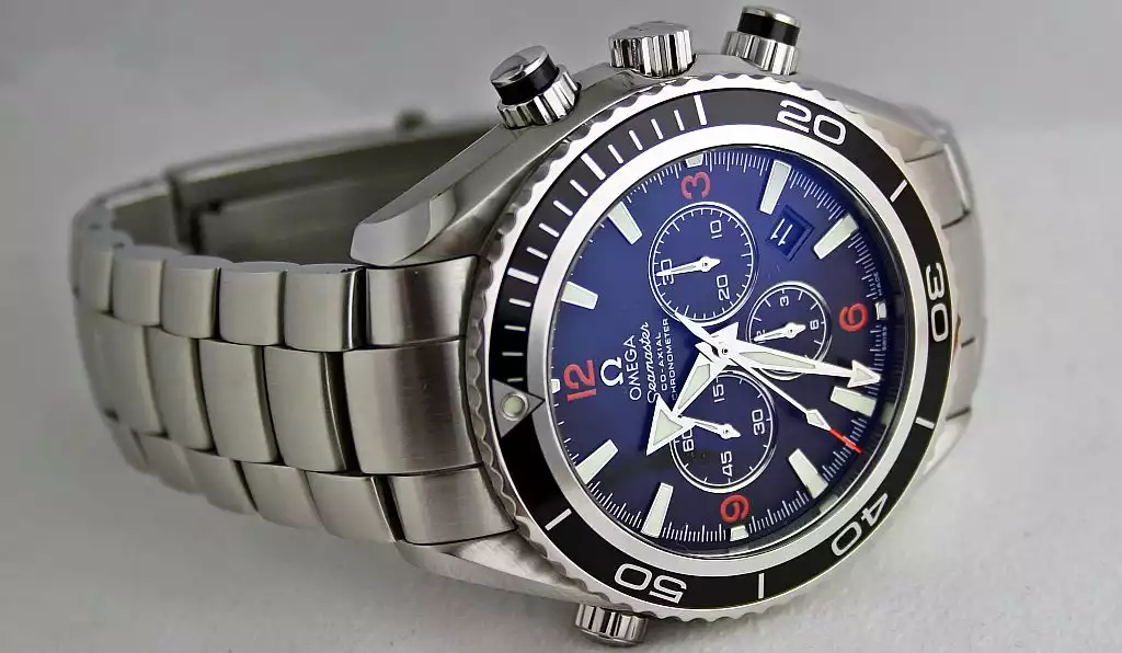 Die Omega Speedmaster Professional ist das berühmteste Modell der Uhrenmarke Omega und die erste Uhr die auf dem Mond war. Seit ihrer ersten Auflage hat sich ihr Design nur in Details verändert. Inzwischen wird auch eine preiswertere Version, die Speedmaster Reduced angeboten. 