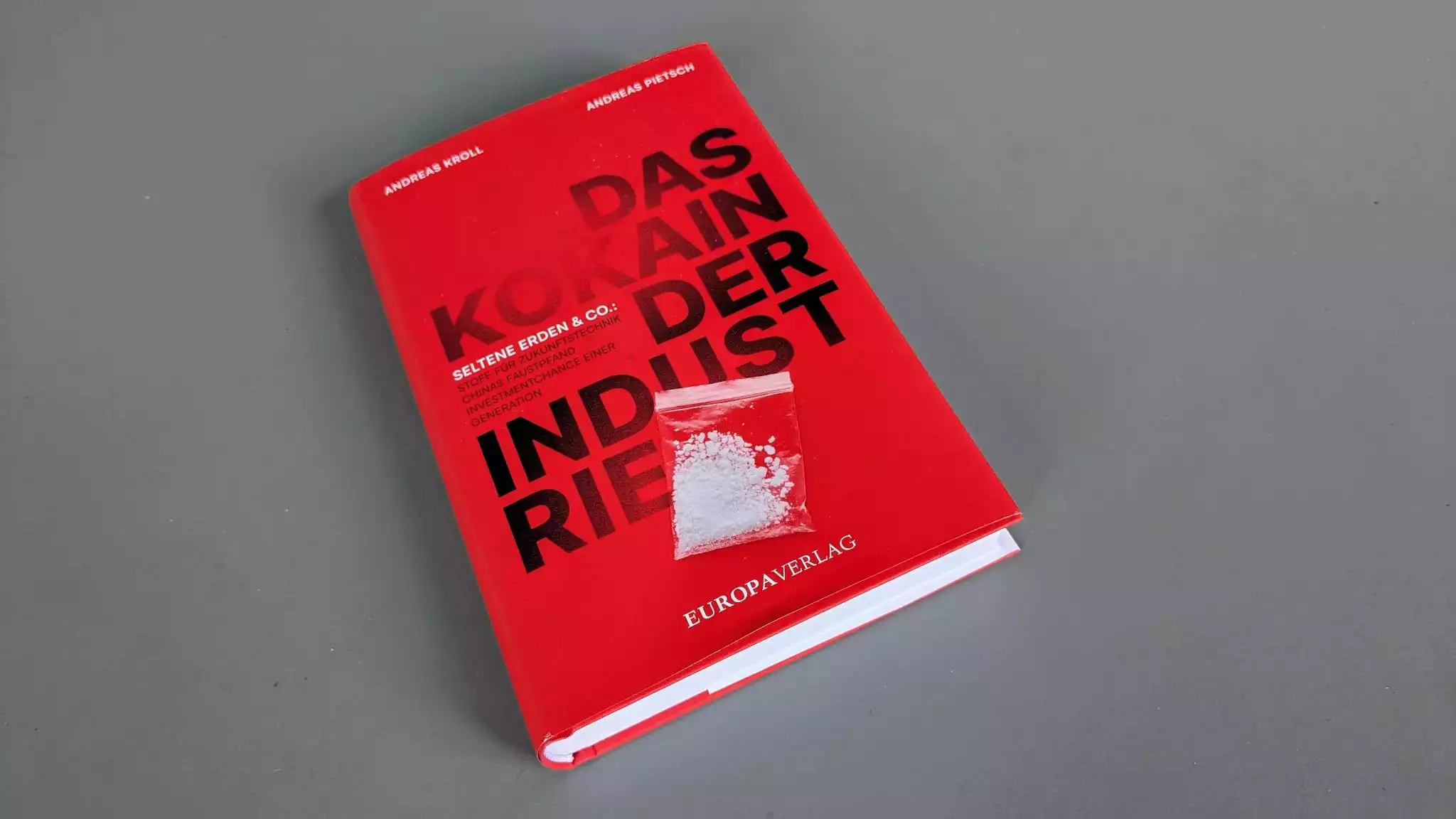 „Das Kokain der Industrie“ deckt auf, was in der öffentlichen Debatte oft übersehen wird – und warum Seltene Erden und Technologiemetalle über die wirtschaftliche und technologische Zukunft Europas entscheiden.