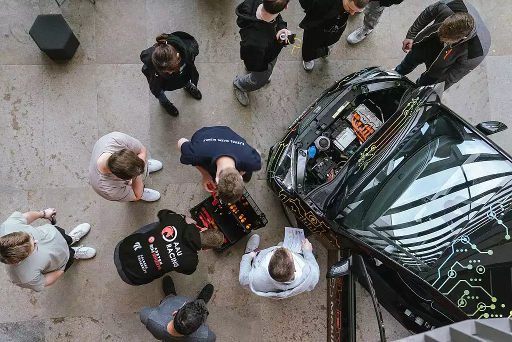 Schulung der WE Mobility Academy an Elektrofahrzeugen.