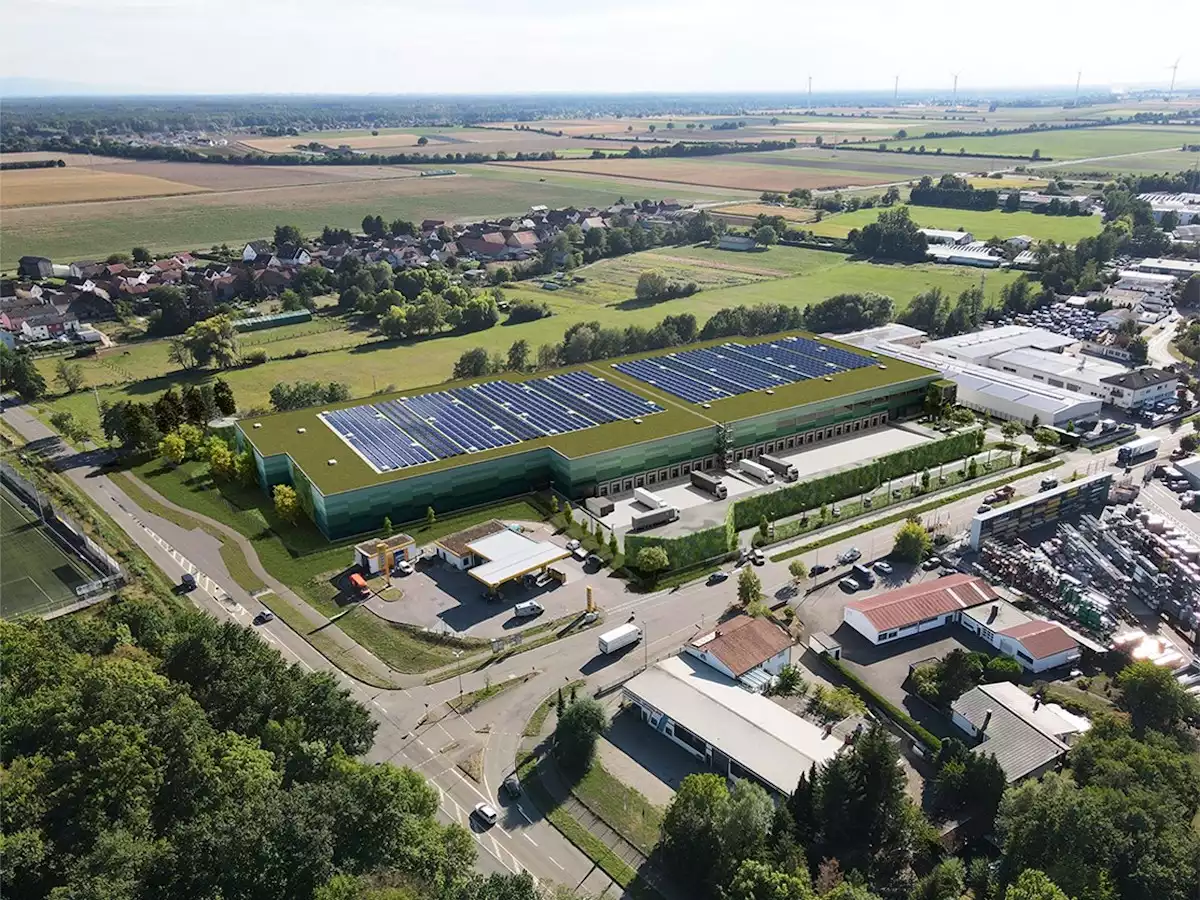Animation der im Bau befindlichen Logistik-Halle mit Photovoltaik und Grünflächen auf dem Dach in Kandel in Rheinland-Pfalz © Pressefoto DFI Real Estate auf dfi-re.com