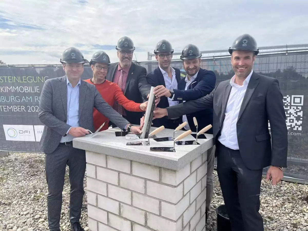 Grundsteinlegung für Logistikpark Neuenburg am Rhein am 25. September 2024, v.l.n.r.: Thorsten von Killisch-Horn, Geschäftsführer bei GOLDBECK Südwest, Michael Stolle, Chief Operating Officer Digitex Galaxus AG, Jens Fondy-Langela, Bürgermeister Stadt Neuenburg am Rhein, Nikolai Alexander Mader, Head of Investment Management Real Estate HANSAINVEST Real Assets, Andreas Fleischer, geschäftsführender Gesellschafte DFI Real Estate. Und Hannes Kissling, Niederlassungsleitung Karlsruhe GOLDBECK Südwest © Pressefoto DFI Real Estate