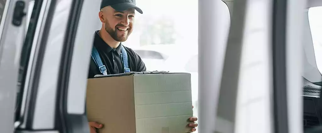 Der Onlinehandel boomt, und mit ihm wachsen die Herausforderungen für Paket- und Kurierdienste, ihre Fahrzeugflotten zu vertretbaren Preisen zu versichern. 