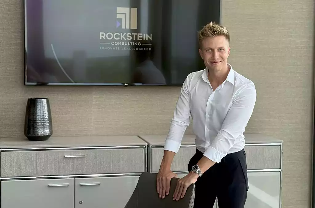 Gemeinsam mit seinen Kunden entwickelt Julian Rockstein und sein Team detaillierte Roadmaps zur KI-Implementierung.