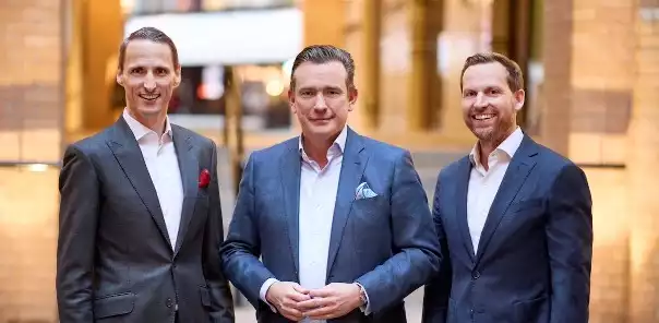 Machen Landbesitzer und Anwohner bei der Verpachtung von Land für Solarparks gleichermaßen glücklich: Fox Group-Boss Jörn Reinecke aus Hamburg (53, mitte) mit den Geschäftsführern seiner Hamburger Stromerzeugungs-Tochter Green Fox Energy GmbH Sven Meißner (45, links) aus Lüneburg und Tobias Philip Aulich (43, rechts) aus Hamburg. Die Dortmunder Projektentwicklerin ON Energy GmbH ist eine Tochter Green Fox GmbH und wird unter anderem von Tobias Aulich geleitet © Greenfoxenergy.de